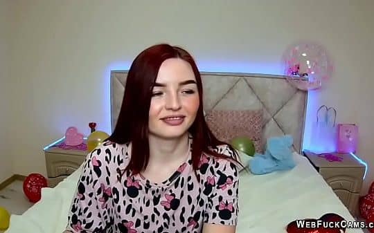 Cute redhead babe chats on webcam live solo show